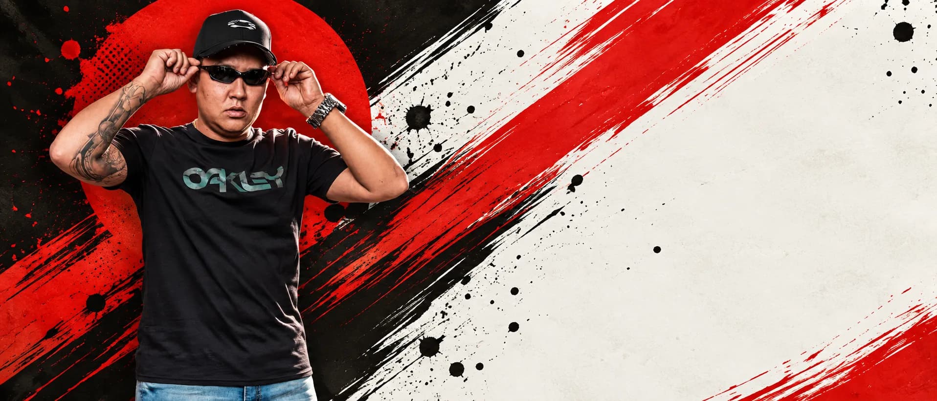 O Japa de camiseta Oakley camuflada e óculos escuros, com pinceladas vermelhas e pretas