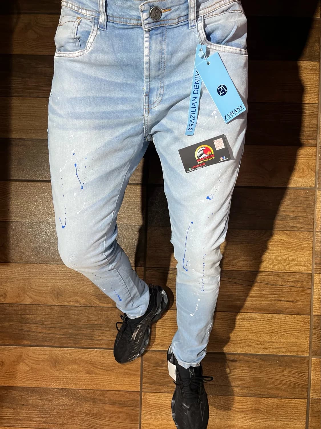 Calça jeans jogador clara com puídos