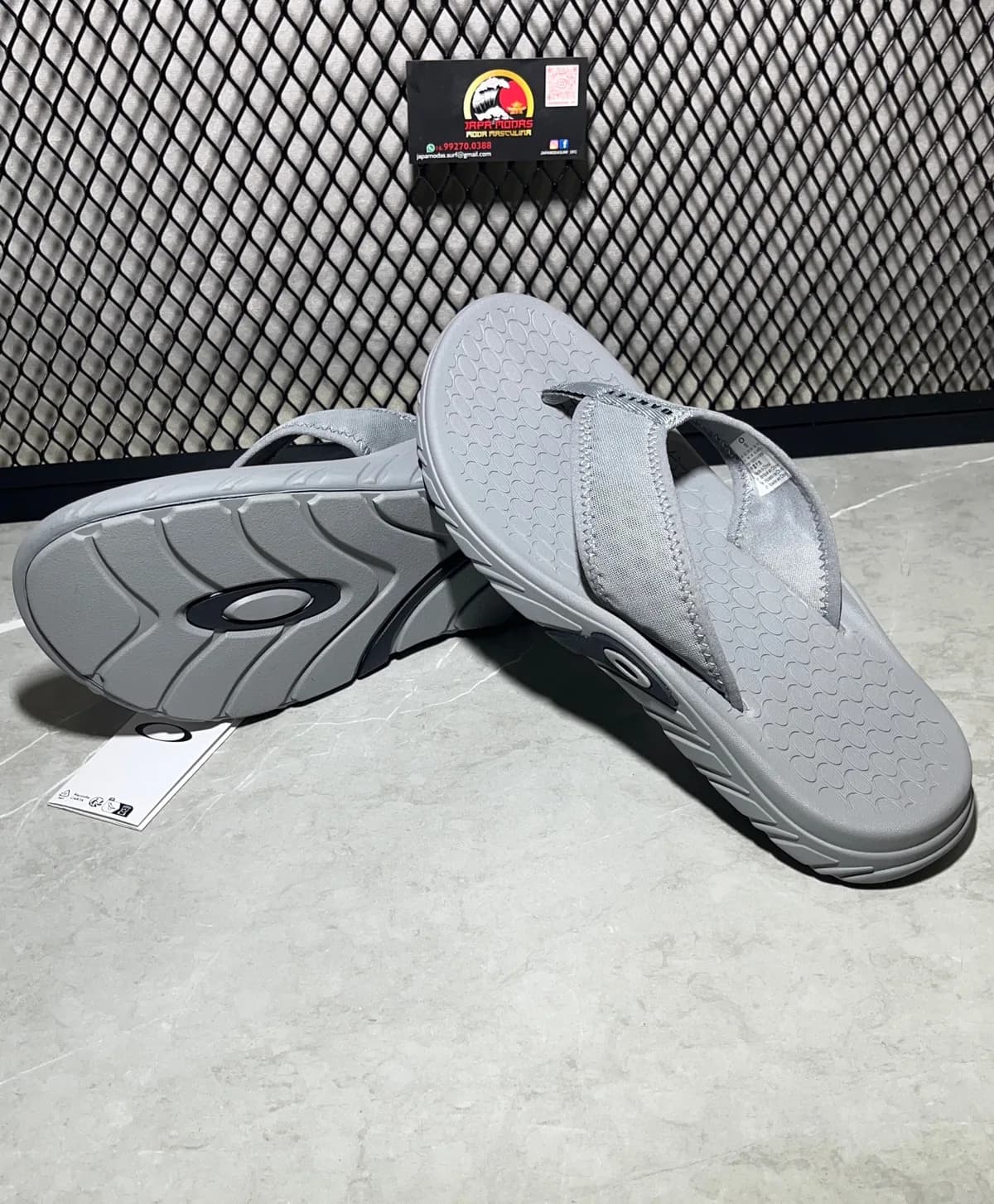 Chinelo Oakley Operative cinza, foto 1 de 3