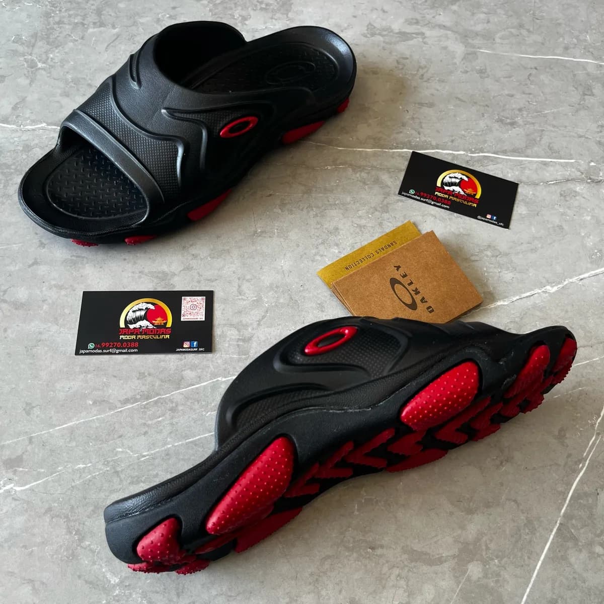 Chinelo Oakley Slide Titan preto e vermelho